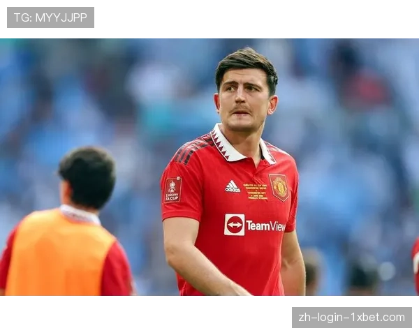 曼联马奎尔与约罗中卫组合缺乏默契，临时防线在高压下出现沟通失误